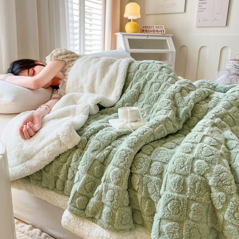 Warming Sherpa fleece blanket with heart pattern