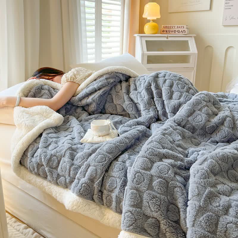 Warming Sherpa fleece blanket with heart pattern