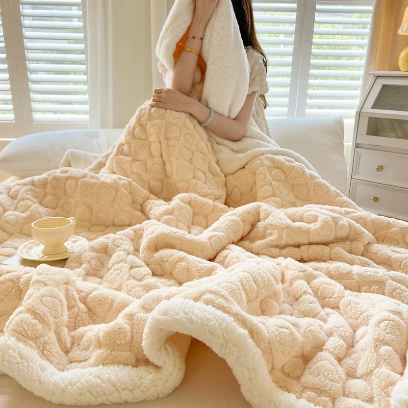 Warming Sherpa fleece blanket with heart pattern