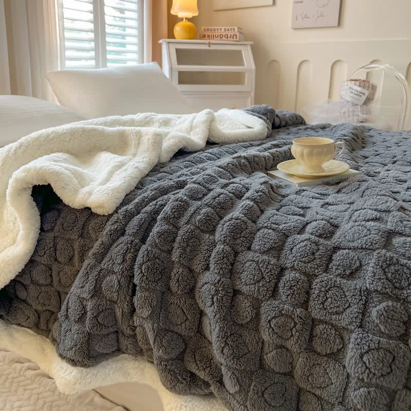 Warming Sherpa fleece blanket with heart pattern