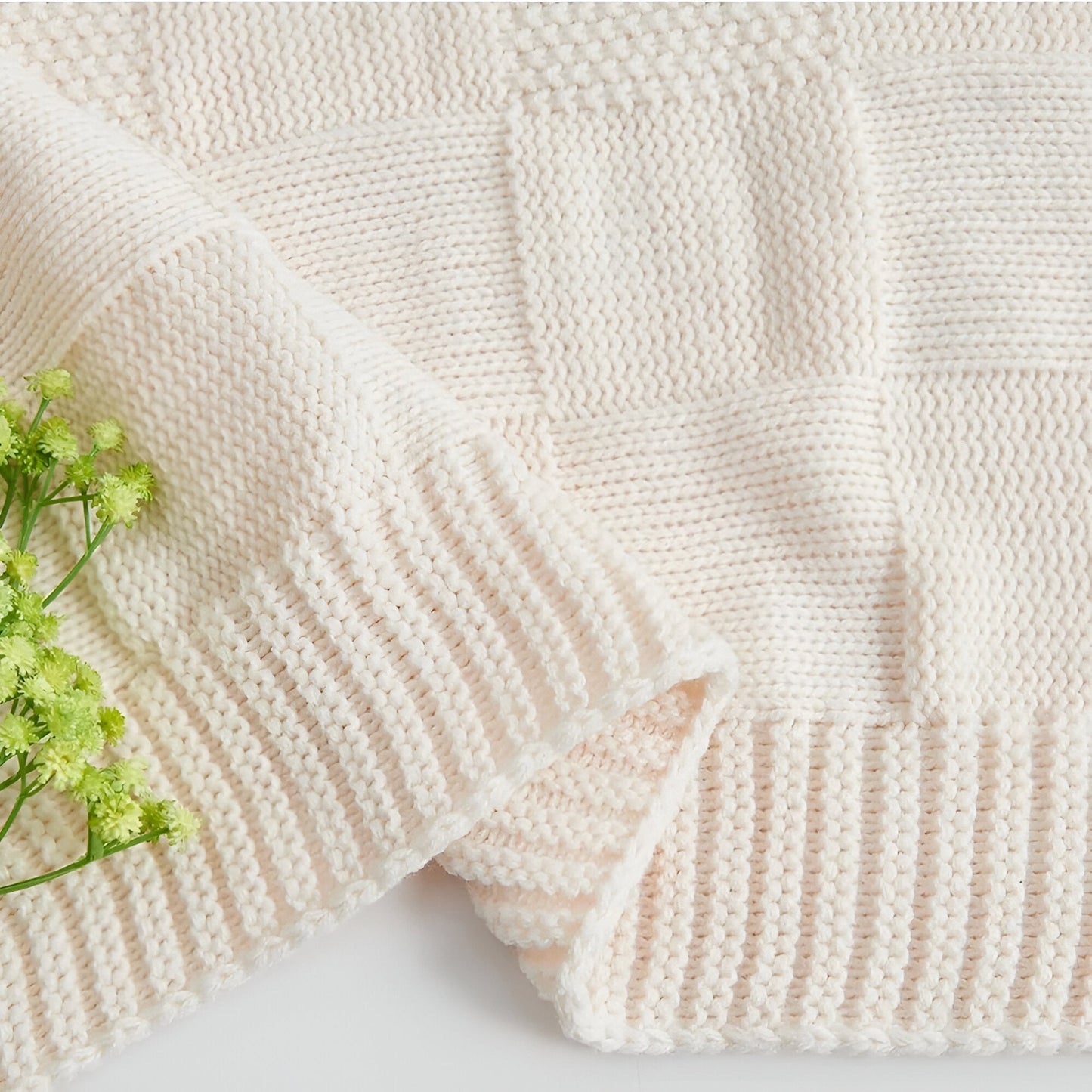 Soft knitted blanket for bed