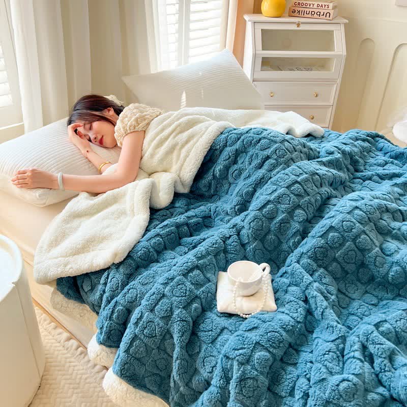 Warming Sherpa fleece blanket with heart pattern