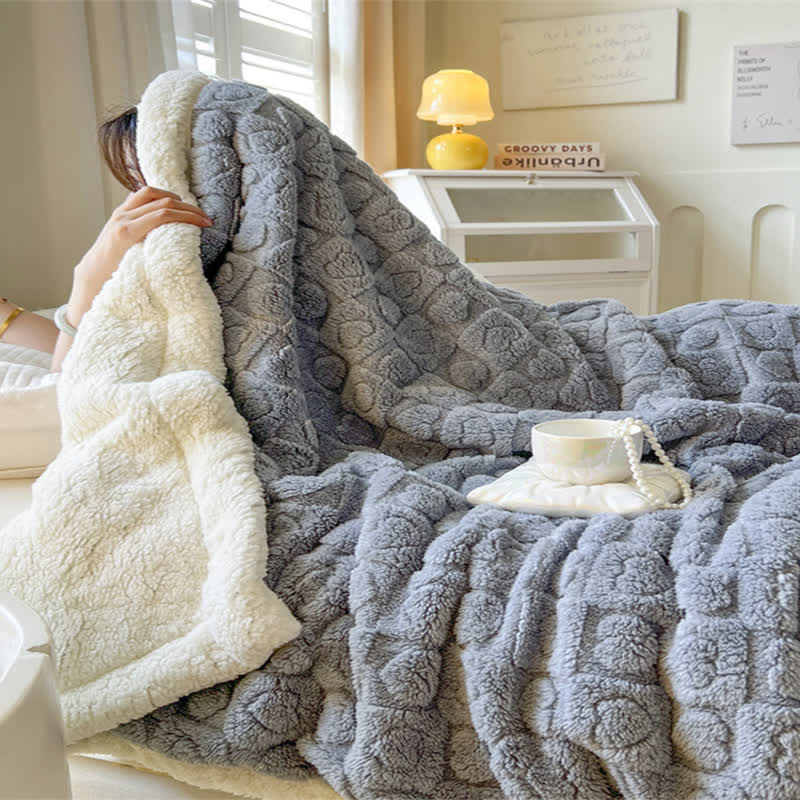 Warming Sherpa fleece blanket with heart pattern