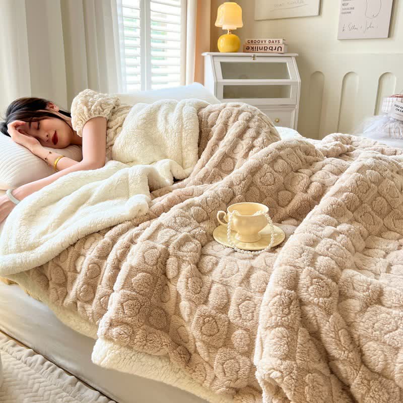 Warming Sherpa fleece blanket with heart pattern