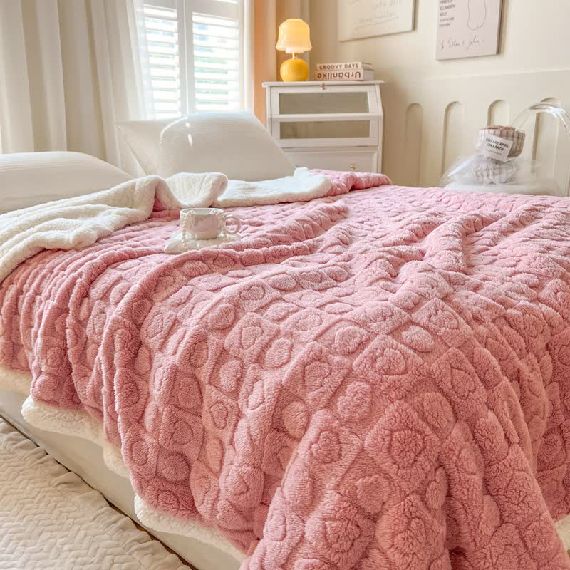 Warming Sherpa fleece blanket with heart pattern