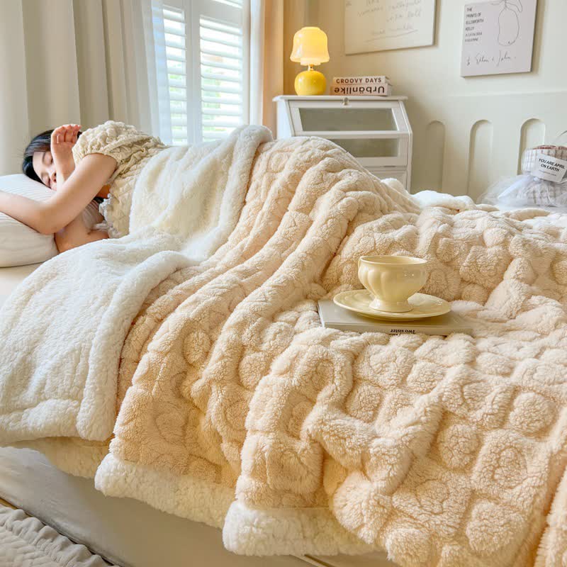 Warming Sherpa fleece blanket with heart pattern