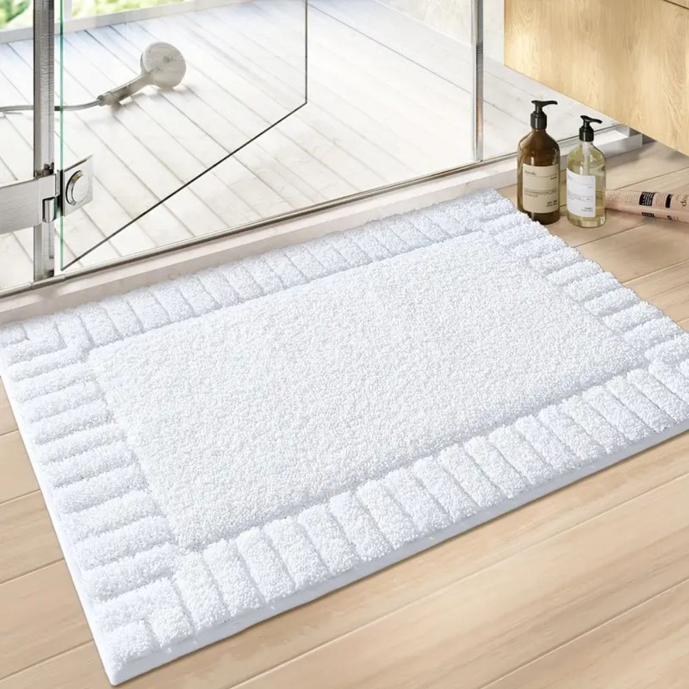 Minimalist Stripe Bath Mat – Soft, Non-Slip & Quick-Dry Rug