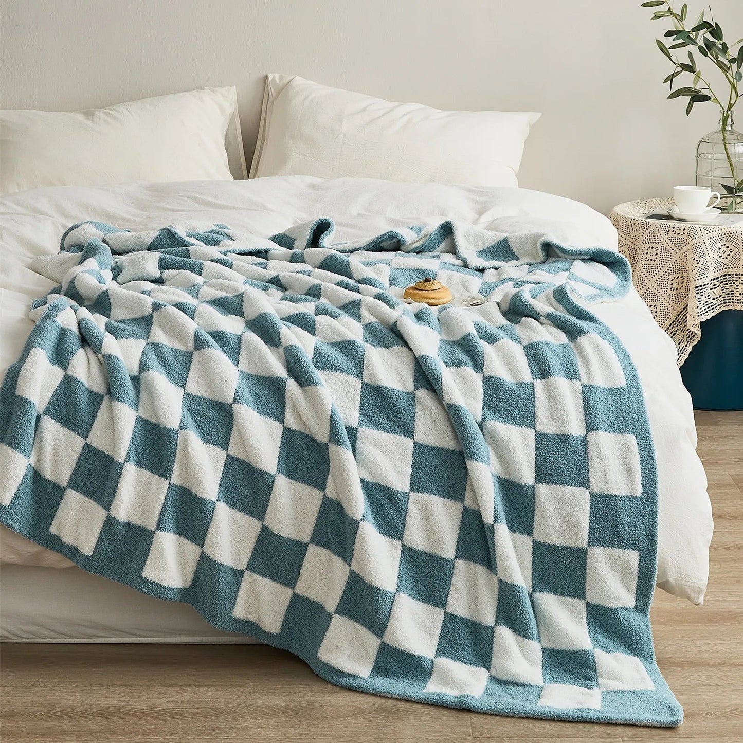 Stylish Plaid Blanket with Checkered Pattern